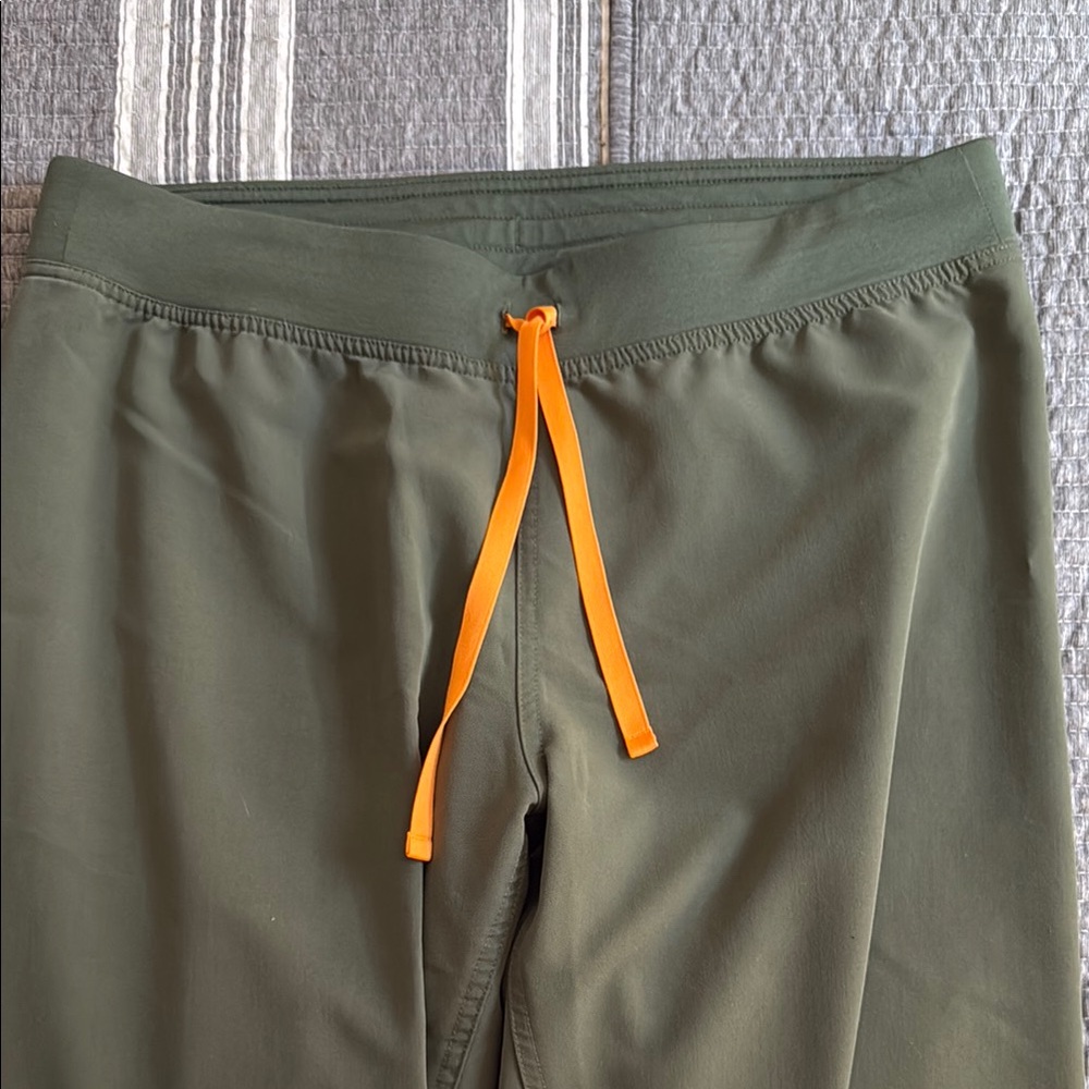 Figs Basic Livingston Moss Size L/P with Orange Drawstring